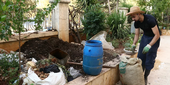 "نبت"... شاب من حلب يحول نفايات الحي إلى سماد لحدائقه