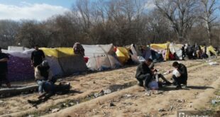 لاجئون سوريون عالقون في جزيرة بين الحدود اليونانية التركية