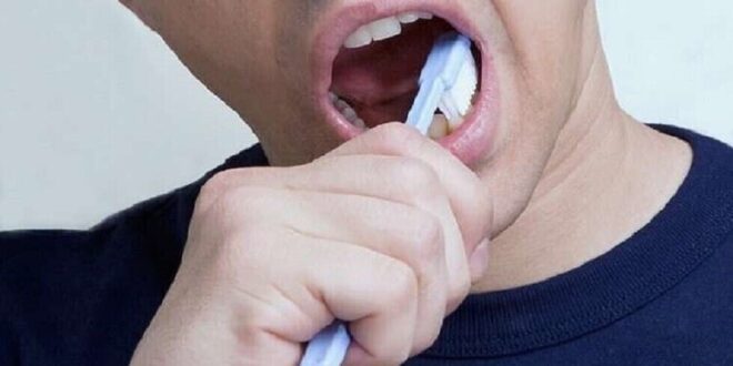 علامة عند تنظيف أسنانك قد تشير إلى أنك "فريسة" النوبة القلبية