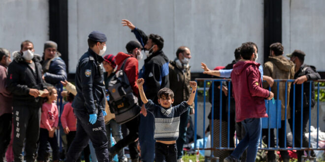 معظم اللاجئين السوريين في تركيا يفضلون الرحيل عنها