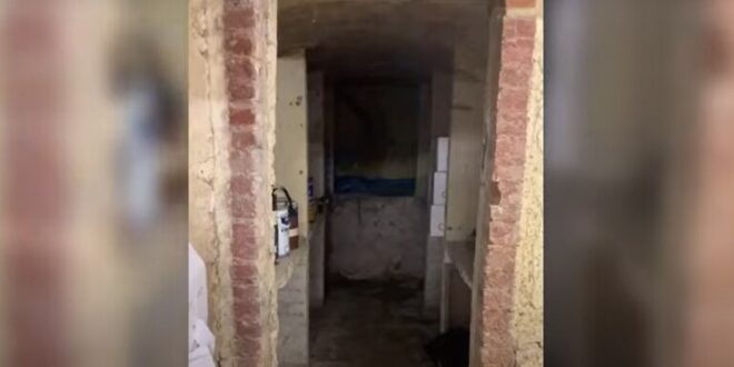 بريطاني يكتشف أنفاقا خفية تحت منزله فيها قطع أثرية (فيديو)