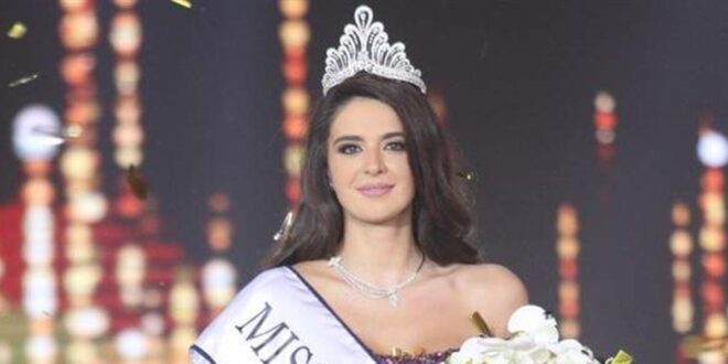 ملكة جمال لبنان بـ"روب الاستحمام