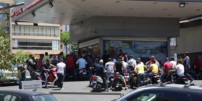 لبناني يتنكر في زي امرأة للحصول على الوقود