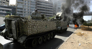 فيديو يثير ضجة في لبنان.. عنصر من الجيش يقنص أحد المتظاهرين في الطبونة!