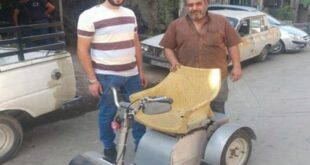 تكلفته رخيصة نسبياً.. حرفي سوري يصنع كرسياً كهربائياً متحركاً لمساعدة العجزة ومصابي الحرب
