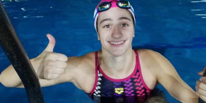 السباحة السورية إنانا سليمان تحرز ذهبية البطولة العربية في أبوظبي
