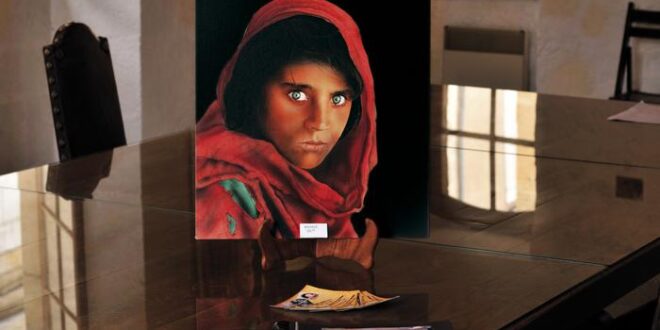 فتاة غلاف "ناشيونال جيوغرافيك" الأفغانية إلى إيطاليا