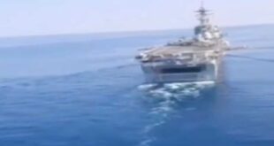 لحظة اقتراب مروحية إيرانية من سفينة أمريكية