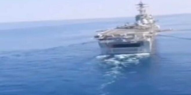 لحظة اقتراب مروحية إيرانية من سفينة أمريكية