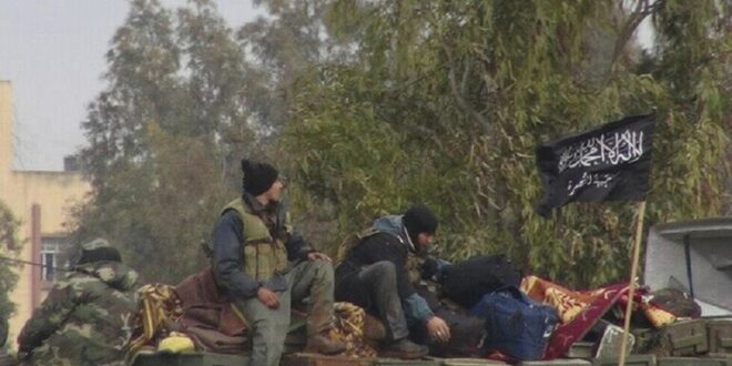 سوريا.. جماعات مسلحة تعتدي بالقذائف الصاروخية على بلدة في ريف حماة