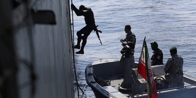 البحرية الإيرانية تعلن احتجازها سفينة أجنبية في الخليج