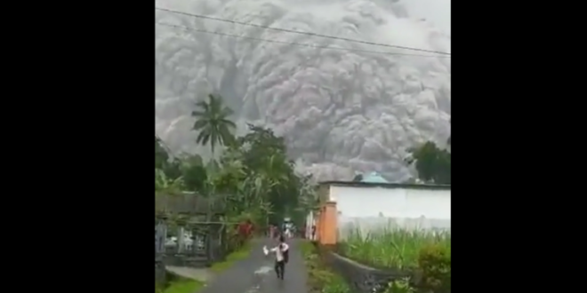 فرار جماعي بعد ثوران مفاجئ لبركان في إندونيسيا.. شاهد!