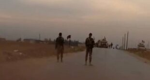 حاجز للجيش السوري يعترض قوة أمريكية بريف القامشلي ويمنعها من المرور (فيديو)