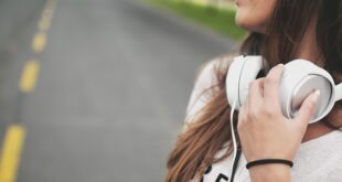 لماذا تعلق أغنية معينة في رأسك؟ .. العلم يشرح السبب