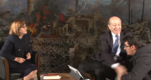بالفيديو.. صحفي تركي يضرب مصورا خلال مقابلة ويثير ردود فعل واسعة