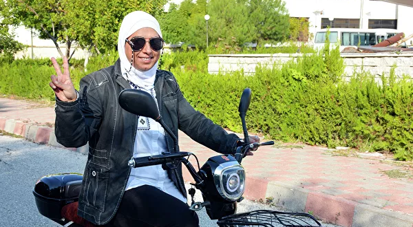 أستاذة سورية تتحدى أزمة النقل وتقود دراجة للوصول إلى جامعتها