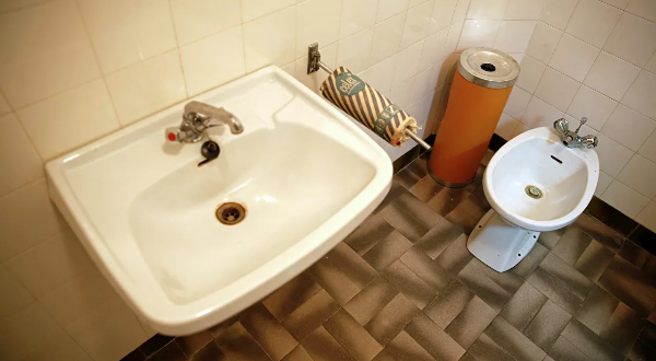 حيلة لتنظيف المرحاض بمنتج لا يخطر على بال... فيديو