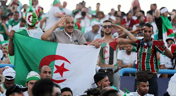 وفاة اللاعب الجزائري سفيان لوكار في الملعب إثر إصابته بأزمة قلبية.. فيديو