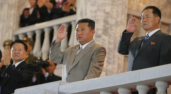 ياقة قميص زعيم كوريا الشمالية تبوح بما فعله... صورة