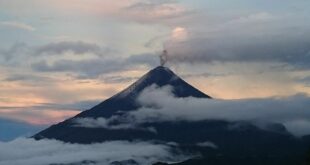 حمم ودخان كثيف يغطي المحيط... بركان "وولف" يثور في الإكوادور... فيديو