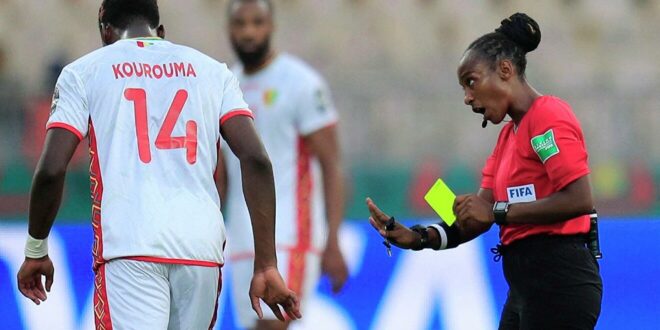 ول حكمة في أمم أفريقيا تكتشف فقدانها البطاقة الصفراء خلال المباراة... فيديو