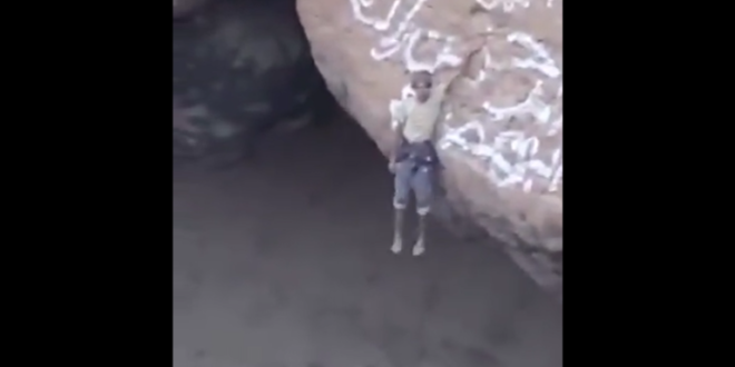 أمشهد يحبس الأنفاس!. شاب يمني يتدلى في فوهة بركان (فيديو)