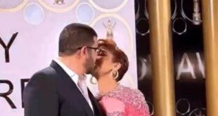 قُبلة أصالة لزوجها على السجادة الحمراء