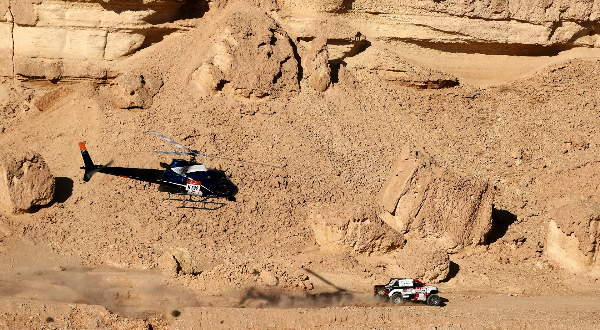 فيديو مثير لسائق ربع نقل سعودي يتسابق مع إحدى سيارات رالي داكار في الصحراء