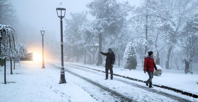 الثلوج تجمد الحياة بإسطنبول.. قرارات عاجلة بعد ليلة عصيبة عاشها سكان المدينة (فيديو)