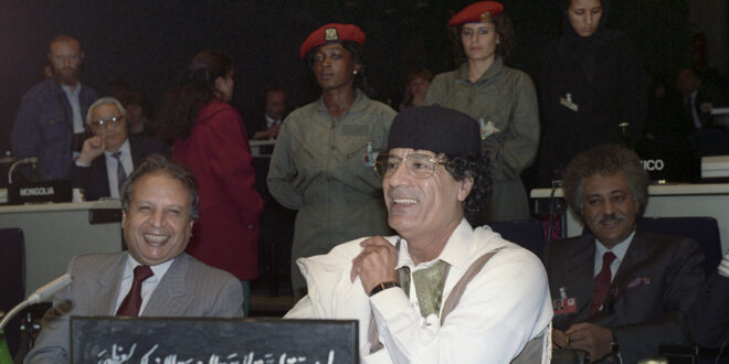 حارسة القذافي السابقة: الزعيم لا يزال على قيد الحياة ويقود المقاومة