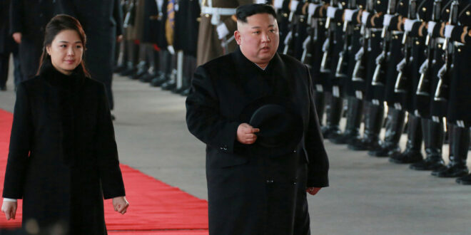 رد فعل زعيم كوريا الشمالية عند ملاحظة اختلاف لون سلسلتين أثناء حفل رسمي... فيديو