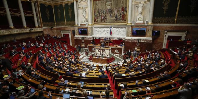 البرلمان الفرنسي يعتمد قانون لملاحقة “مجرمي الحرب