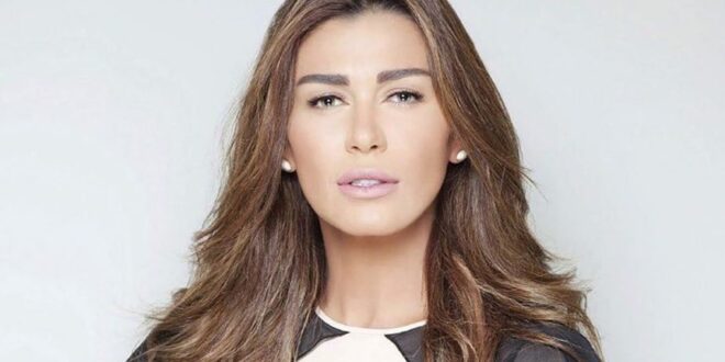 خطيب نادين الراسي يطبع قبلة على شفتيها