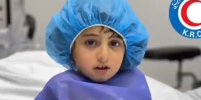 شاهد..ردة فعل طفلة سورية لاجئة تبصر لأول مرة في حياتها بعد 6 سنوات من مرض حرمها النظر!