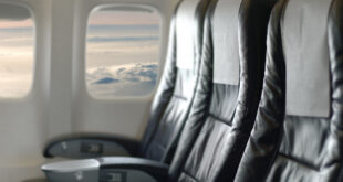 مضيفة تكشف "سببا خطيرا" يمنع المسافرين من تغيير مقاعدهم على متن الطائرة دون استشارة الطاقم