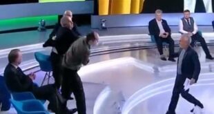ساحة حرب في الاستديو.. لكم وضرب خلال برنامج تلفزيوني