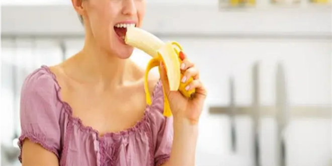 اكتشف ما يحدثه تناول موزة واحدة ليلاً في جسدك