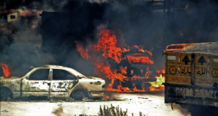 لحظة انفجار شاحنة محملة بأسطوانات غاز في بيروت
