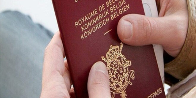 السنافر داخل جواز السفر البلجيكي