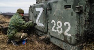 الدفاع الروسية تزيل الغموض عن علامات توضع على دباباتها