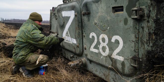 الدفاع الروسية تزيل الغموض عن علامات توضع على دباباتها