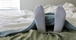 هذا ما قد يحدث لجسمك إذا نمت مرتديا جواربك