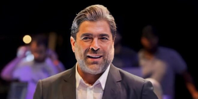 معجبة تقتحم المسرح أثناء غناء وائل كفوري
