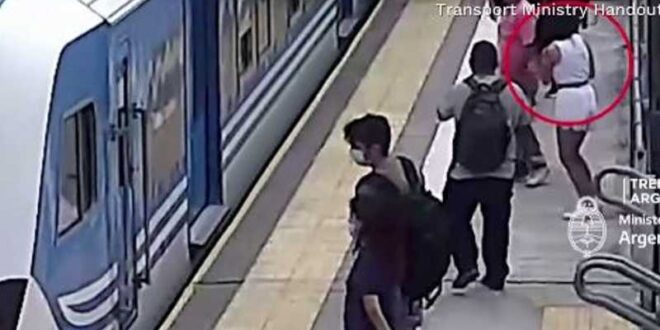 فيديو لحادثة مروعة.. "معجزة" وقعت أسفل قطار متحرك