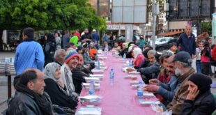 "فاعل خير" سوري يطعم مئات الصائمين الفقراء يوميا في اللاذقية... صور وفيديو