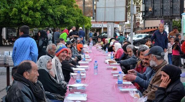 "فاعل خير" سوري يطعم مئات الصائمين الفقراء يوميا في اللاذقية... صور وفيديو