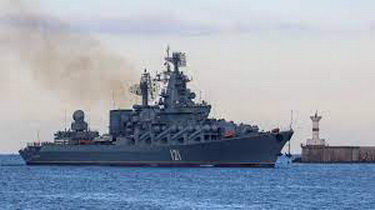دخان سفينة موسكفا يتصاعد بحراً.. وروايتان من موسكو وكييف