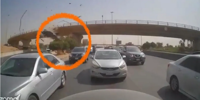 سيارة تطير من فوق جسر في الرياض