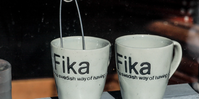 قهوة مع البيض وقشره! هكذا يشرب السويديون القهوة وفق تقليد “فيكا