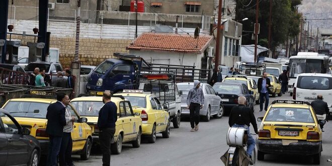 طوابير جديدة على محطات الوقود بانتظار الحل المفقود